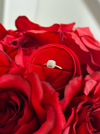 Złoty pierścionek z diamentami