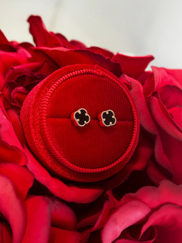 Złote kolczyki koniczynki z czarnym onyksem