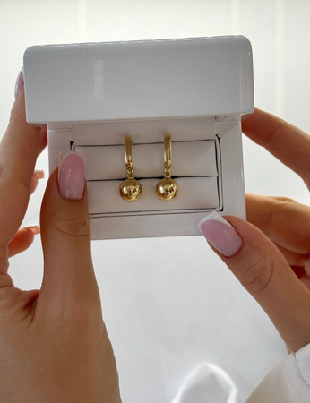 Złote kolczyki z gładką wiszącą kulą