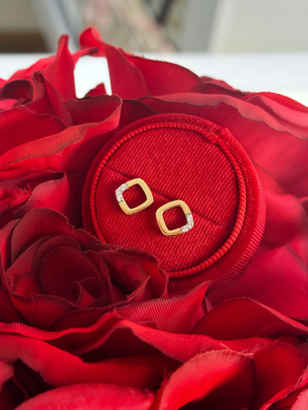 Złote kolczyki z diamentami