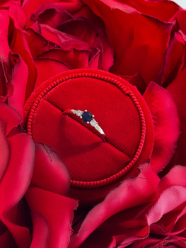 Złoty pierścionek z diamentami i szafirem