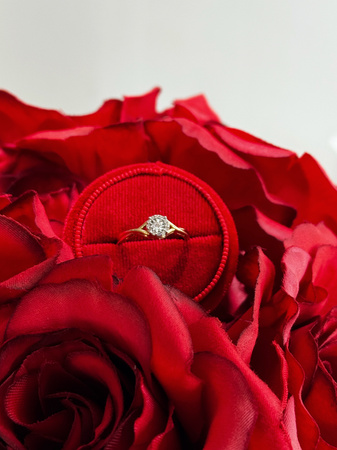 Złoty pierścionek z diamentami