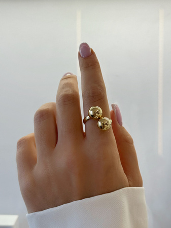 Złoty pierścionek z kulami