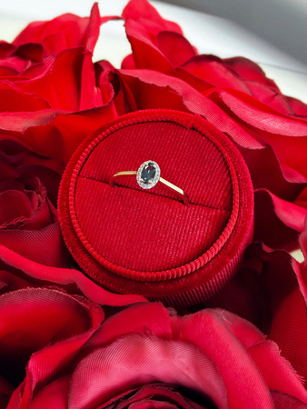 Złoty pierścionek z diamentami i Topazem London Blue