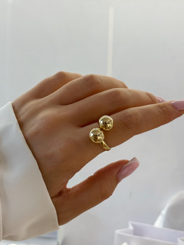 Złoty pierścionek z kulami