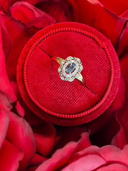 Złoty pierścionek z diamentami i Topazem London Blue