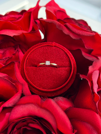 Złoty pierścionek z diamentem