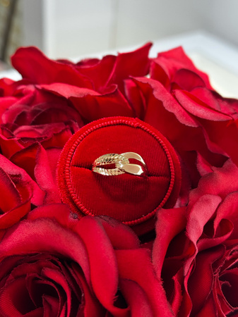 Złoty pierścionek diamentowany