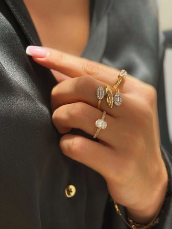 Spiralny złoty pierścionek z cyrkoniami