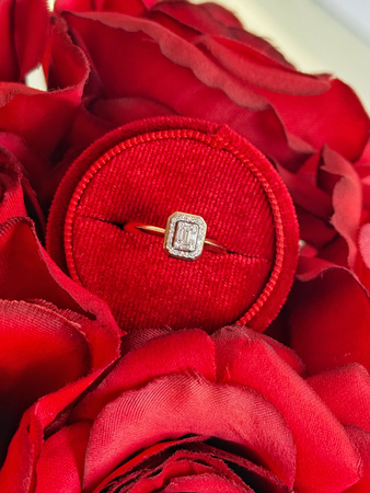 Złoty pierścionek z diamentami