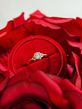 Złoty pierścionek z diamentami