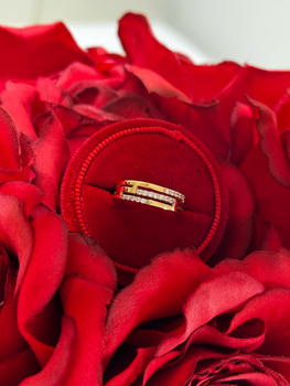 Złoty pierścionek z cyrkoniami