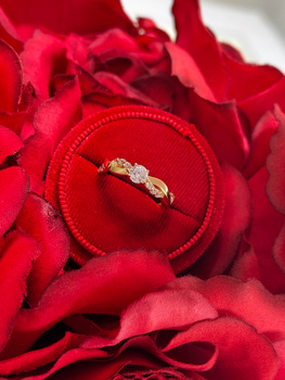 Złoty pierścionek przeplatany z cyrkoniami