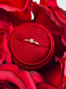 Złoty pierścionek z diamentem