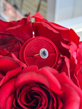 Złoty pierścionek z diamentami i szafirem